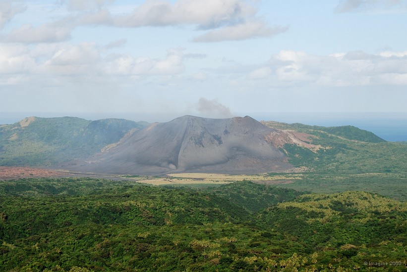 83- Vue sur le volcan Yasur du haut du col.JPG